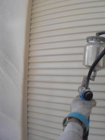 雨戸を吹き付けで塗装