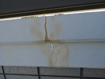 ひび割れから水が入っている