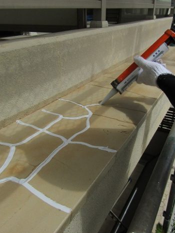 ひび割れをコーキングで埋める