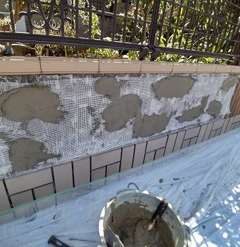 塀にタイルを付ける