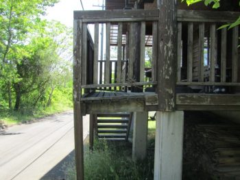 階段の木が腐っている