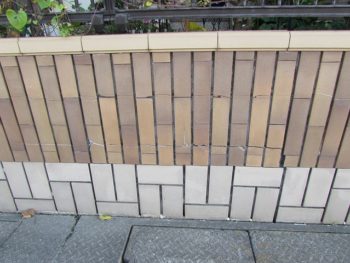 塀のタイルひび割れ