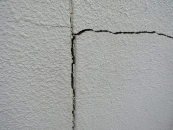亀裂が入った外壁