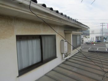 汚れた外壁と色あせた屋根