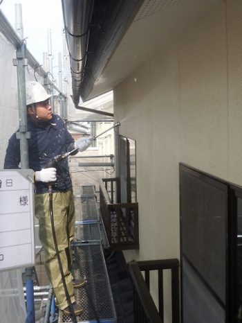 高圧洗浄機で外壁を洗浄