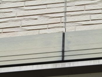 胴差と外壁のシーリングが切れている