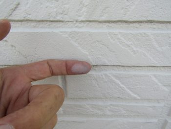 外壁の塗装がチョーキングしている