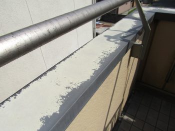 バルコニーの笠木の塗装の剥がれ