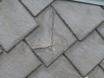 アーバニーの瓦が割れている