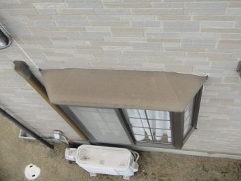 出窓上板金の色あせ