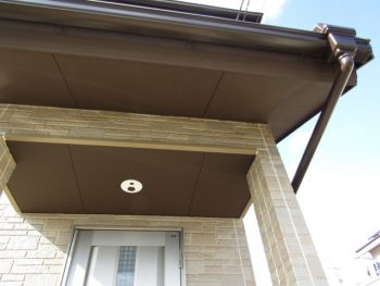 玄関上はブラウンでおしゃれに