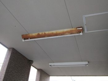 外の電気 サビだらけ