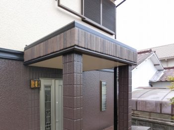 玄関上のタイルがおしゃれなアクセントに