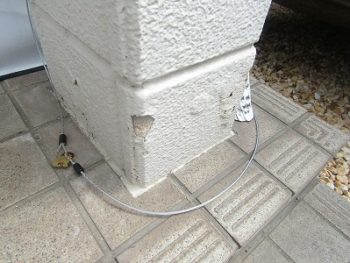 玄関の柱の剥がれ