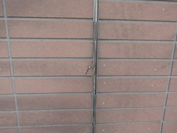 シーリングの劣化によりサイディングにひび割れ