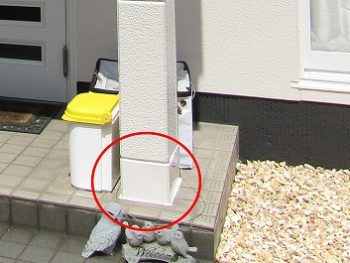 玄関の柱は鋼板で補修
