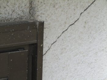 外壁のひび割れ
