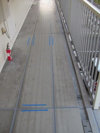 共有廊下のシーリング打ち替え