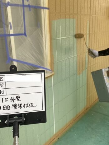 外壁の上塗り1回目