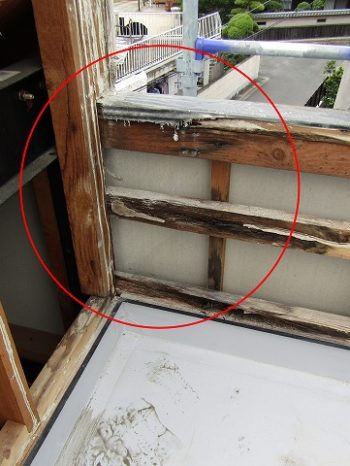 バルコニーの壁から雨漏り
