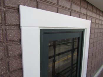 窓のコーキングもきれいに