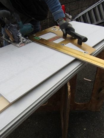 サイディング板をカット