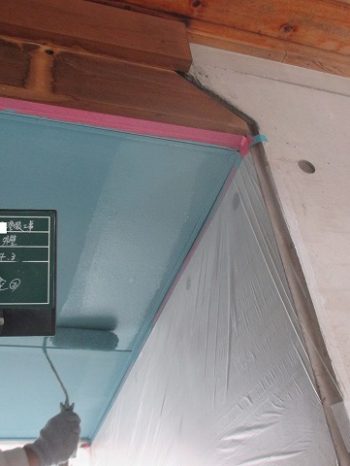 軒天を水色に塗装