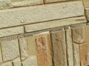 シーリングが剥がれている