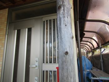 玄関丸太柱の塗装前