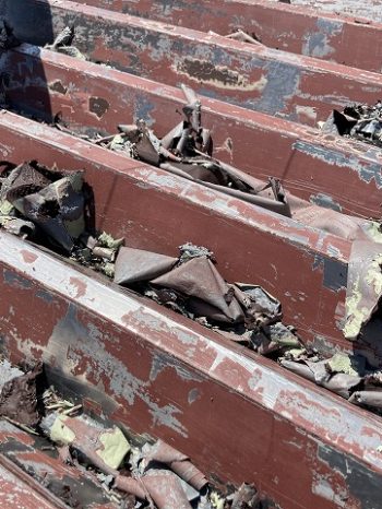 塗膜を剥がしています