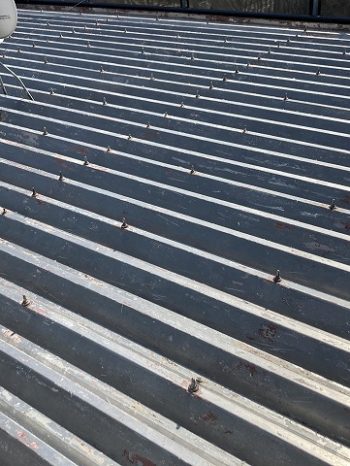 塗膜を剥がした屋根