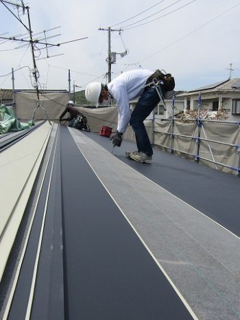 屋根の施工中