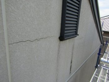 外壁のひび割れと汚れ