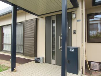 玄関のネイビーがキレイ