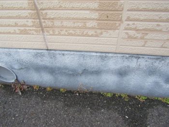 外壁も基礎も色あせ