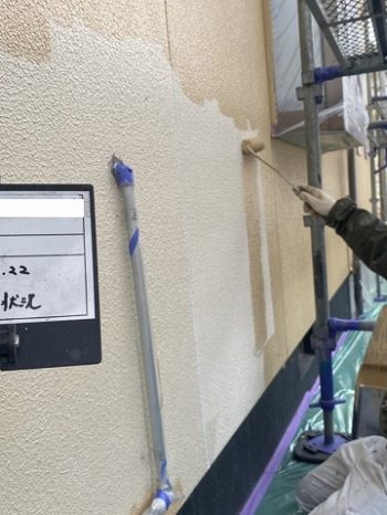 外壁の上塗り1回目塗装