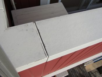 バルコニーの笠木、シーリングが切れている