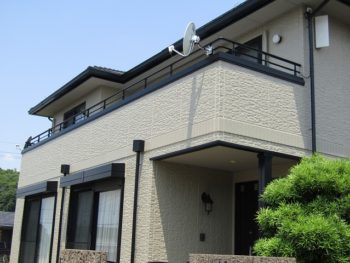 手すりやシャッターボックスも塗装しました