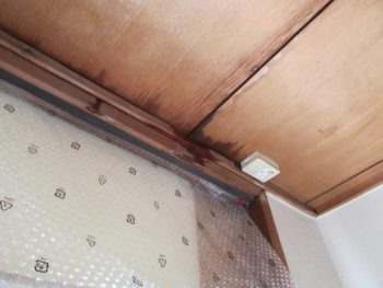 雨漏りにより天井から雨水