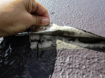 テープで修理した形跡