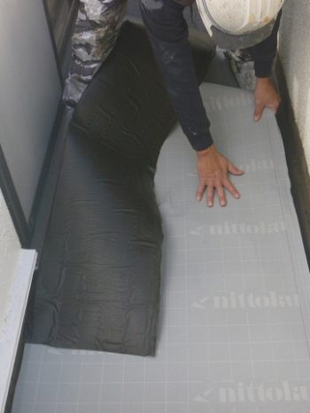 防水工事 通気緩衝法 絶縁シート貼り