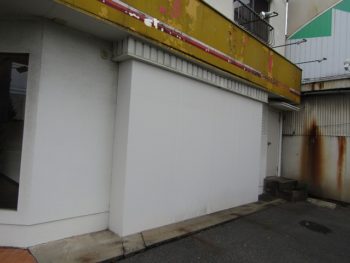 壊れかけた看板