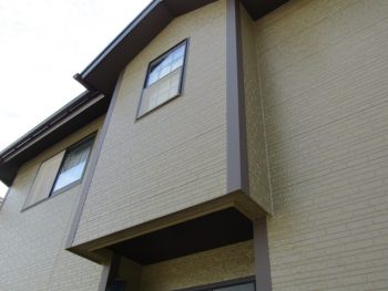 外壁の角は板金でカバー