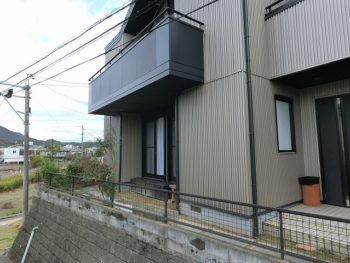 バルコニーのパンチングメタルも塗装