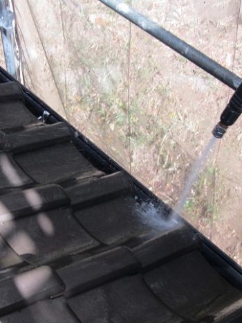 高圧洗浄機で洗浄