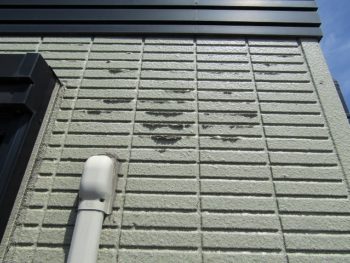 塗膜剥離した外壁
