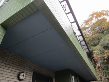 軒天はネイビーで塗装