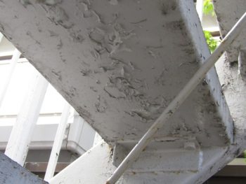 屋外階段の塗膜の剥がれ