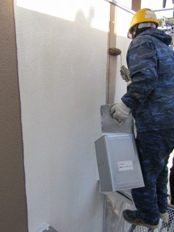 外壁のフッ素上塗り1回目