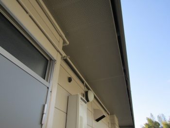 2階の廊下天井はパンチングメタル